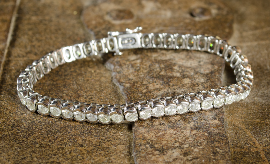 Appraisal: DIAMOND AND WHITE GOLD TENNIS BRACELET with AIG appraisal The