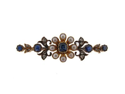 Appraisal: An Edwardian gold bar brooch Foliate form and set with