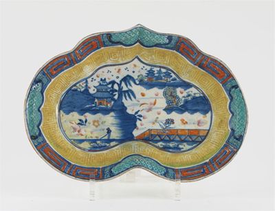 Appraisal: A Caughley heart-shaped dish painted in the Weir pattern with