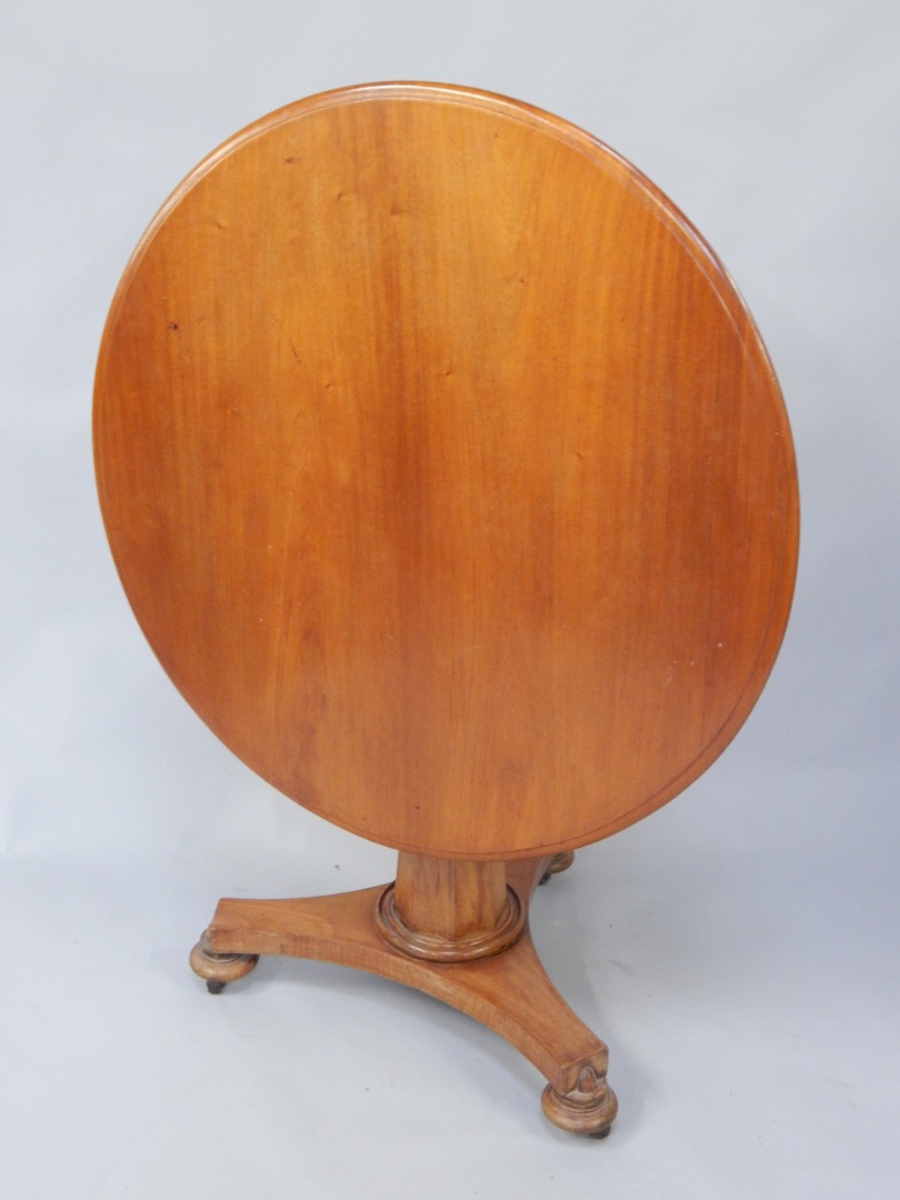 Appraisal: A Victorian mahogany breakfast table the circular top with a