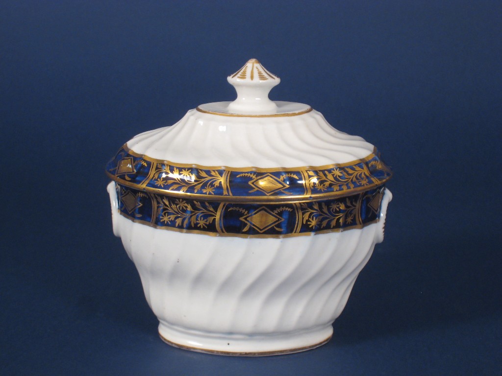 Appraisal: An early th Century Coalport oval Sucrier and Cover spirally