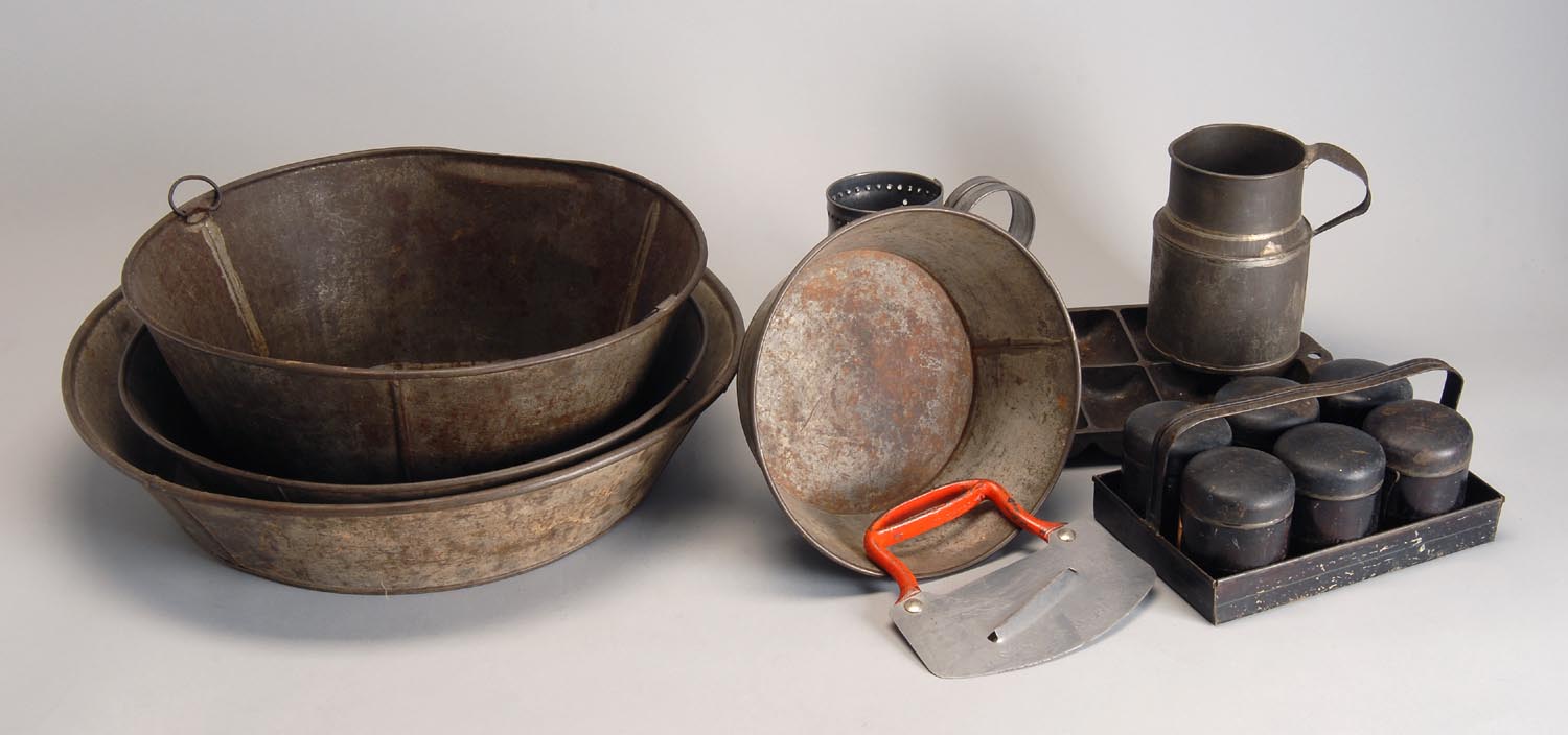 Appraisal: SMALL LOT OF TIN AND IRON includes a Griswold muffin