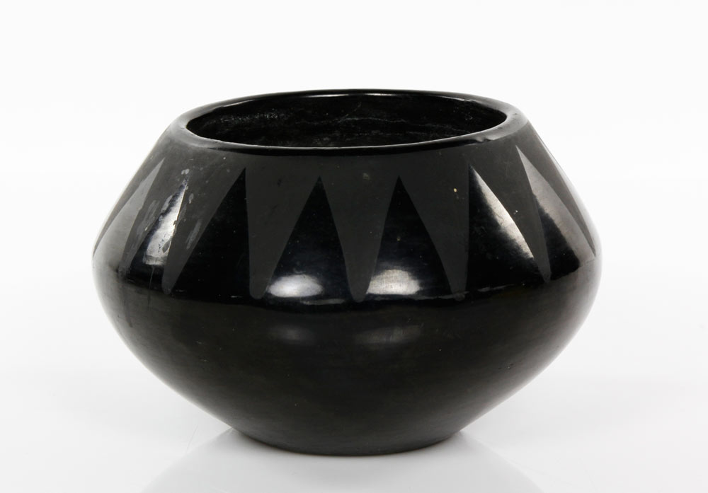 Appraisal: - Signed Santo Domingo Tribe Pot Santo Domingo tribe black