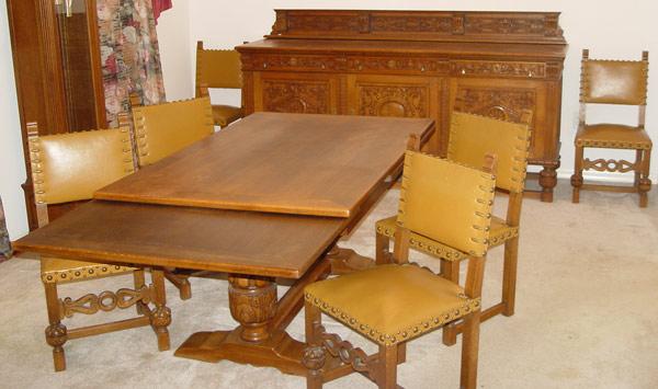 Appraisal: GRAND VICTORIAN OAK DINING TABLE WITH CHAIRS Draw leaf table