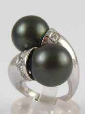 Appraisal: A white metal tests carat gold black cultured pearl and