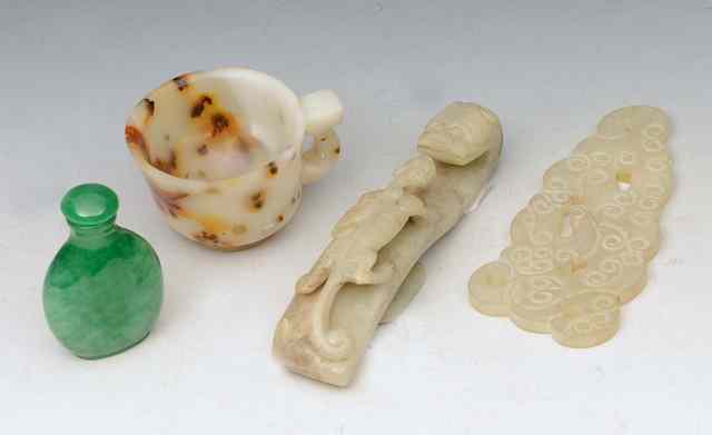 Appraisal: A CHINESE JADE BELT BUCKLE of scroll form long a