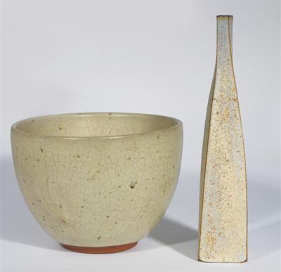 Appraisal: A stoneware bowl by Norah Braden glazed to the foot