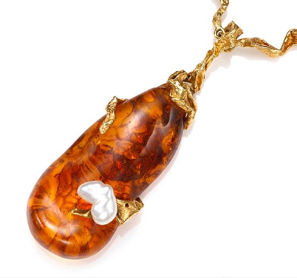 Appraisal: An amber cultured pearl and eighteen karat gold pendant and