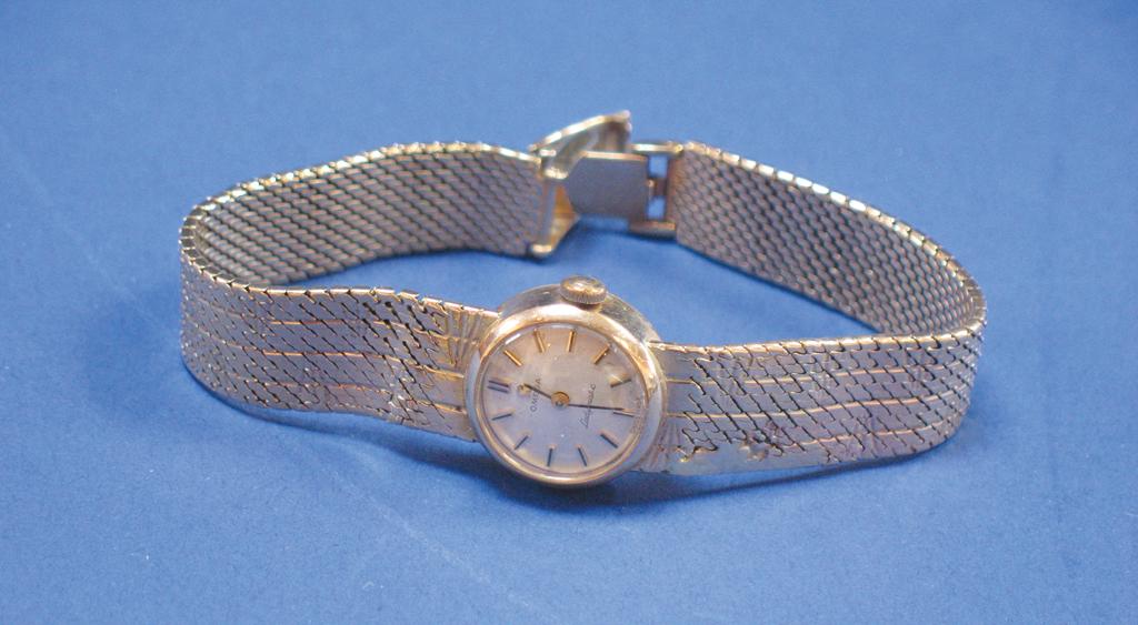 Appraisal: A LADY'S CT GOLD OMEGA WRISTWATCH the dial with raised