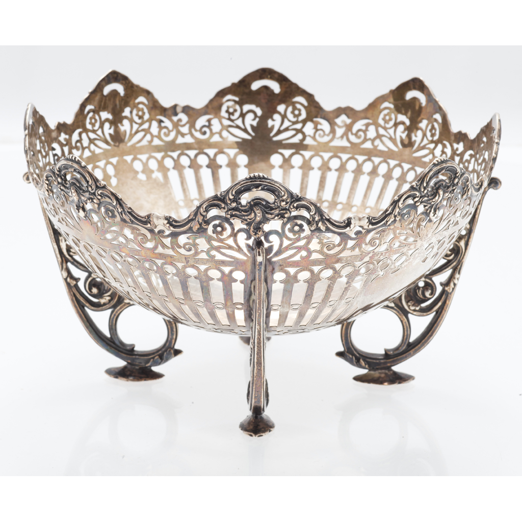 Appraisal: A silver fruit bowl Elkington Birmingham of circular form lobed