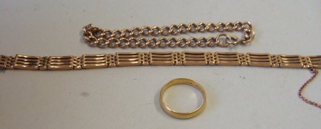 Appraisal: A gold curved bar and oval link gate bracelet on