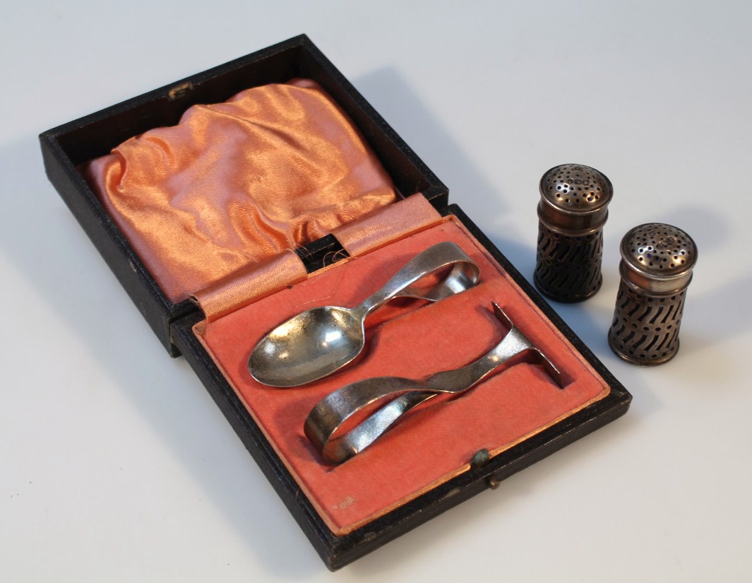 Appraisal: A George VI silver babies feeding spoon and pusher each