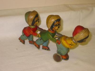 Appraisal: A Japanese tin plate novelty toy three skating bears in