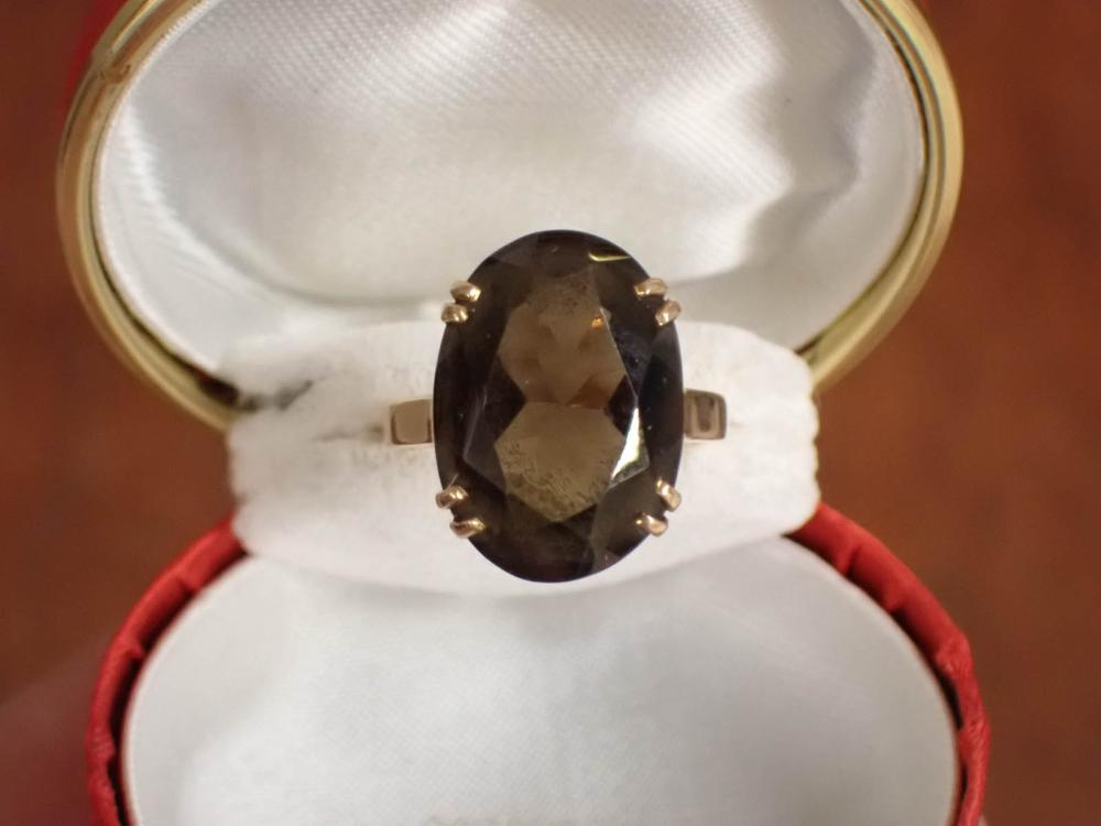 Appraisal: SMOKY QUARTZ AND FOURTEEN KARAT GOLD RING single oval-cut smoky