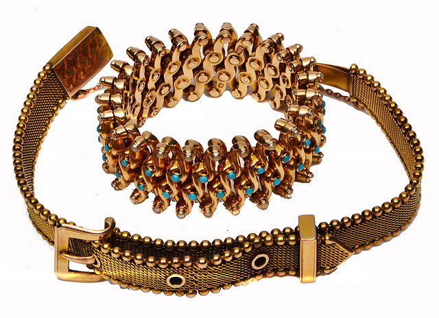 Appraisal: A CT GOLD BRACELET having expandable scrolling links mounted with