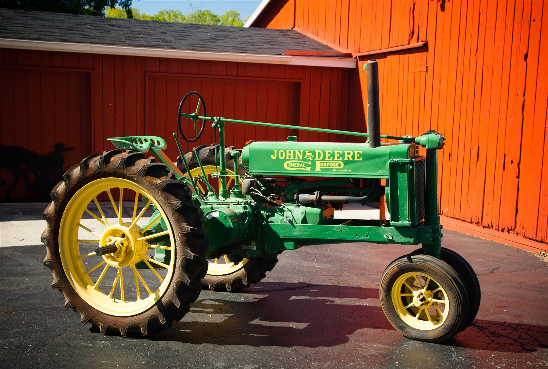 Appraisal: JOHN DEERE MODEL B UNSTYLED TRACTOR American ca Tricycle front