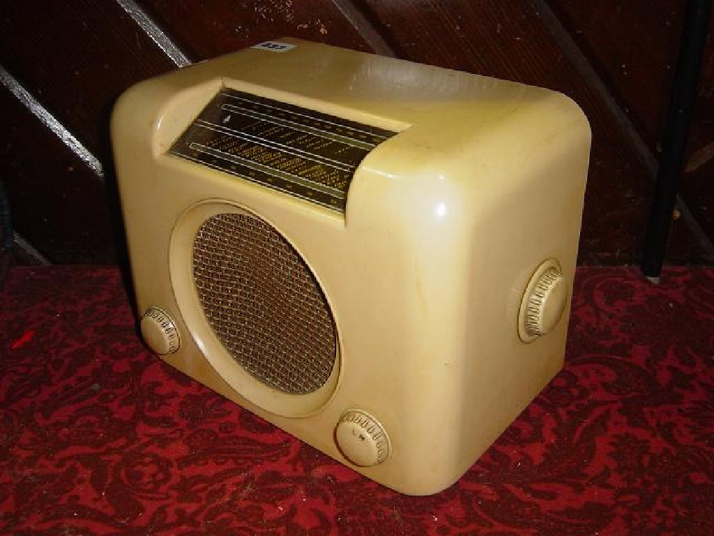 Appraisal: A vintage Calcium Bakelite DAC Bush radio to include original