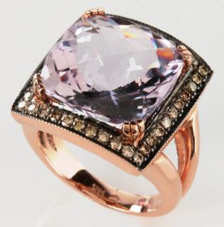 Appraisal: A ROSE QUARTZ AND DIAMOND K GOLD COCKTAIL RING Cushion