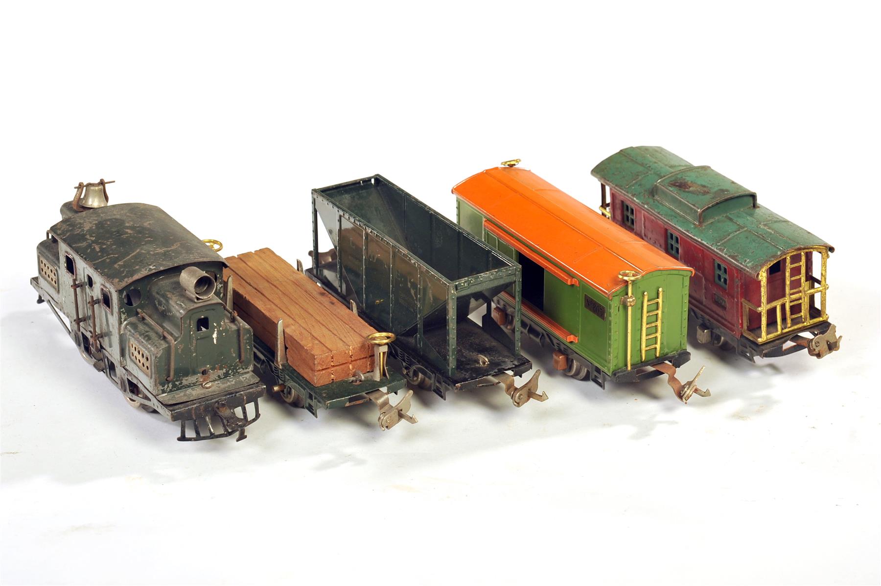 Appraisal: LIONEL O GAUGE FIVE-PIECE FREIGHT CONSIST INCLUDING ELECTRIC HOPPER FLAT