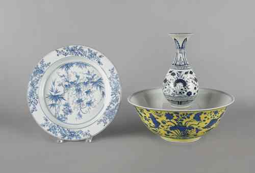 Appraisal: Three pieces of Chinese porcelain to include a famille jaune