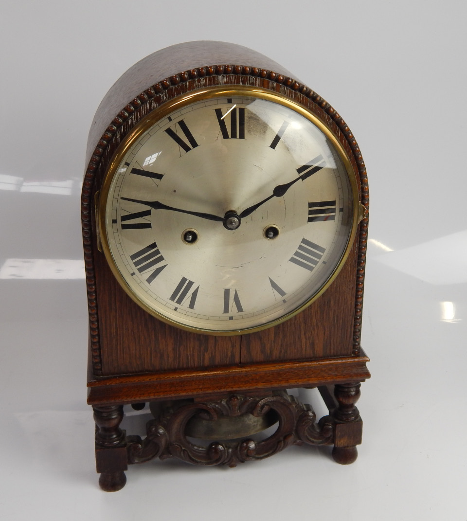 Appraisal: An eight day mantel clock in arched oak case with