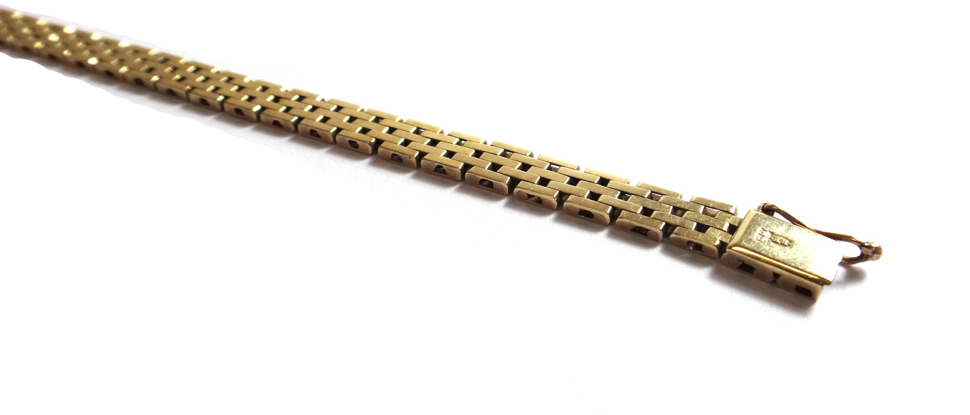 Appraisal: A gold bracelet in a brick link design on a