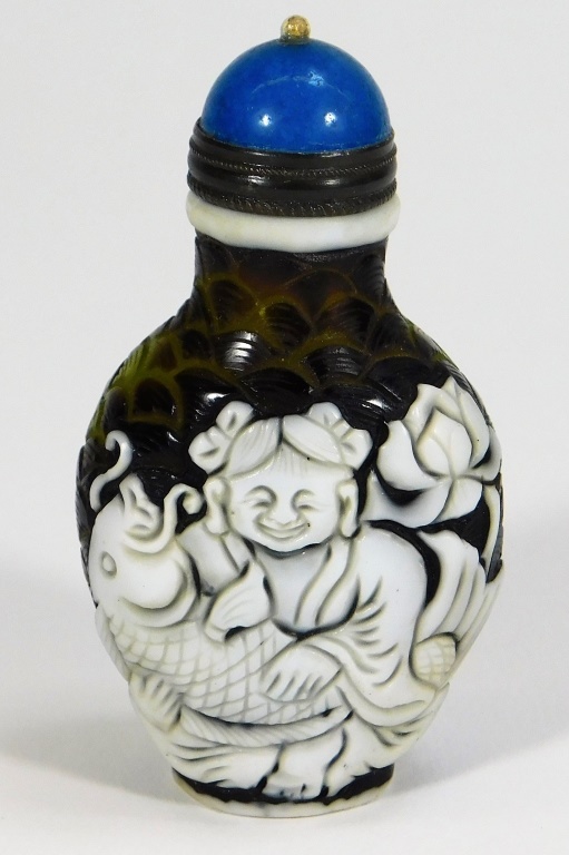 Appraisal: CHINESE PEKING GLASS OVERLAY BUDDHA SNUFF BOTTLE China Early th