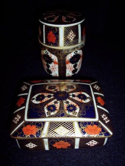 Appraisal: A Royal Crown Derby Imari pattern barrel shaped box and