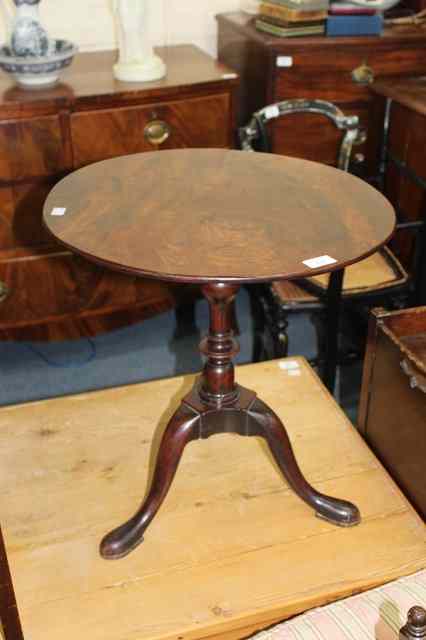 Appraisal: A GEORGIAN MAHOGANY TILT TOP CIRCULAR OCCASIONAL TABLE standing on