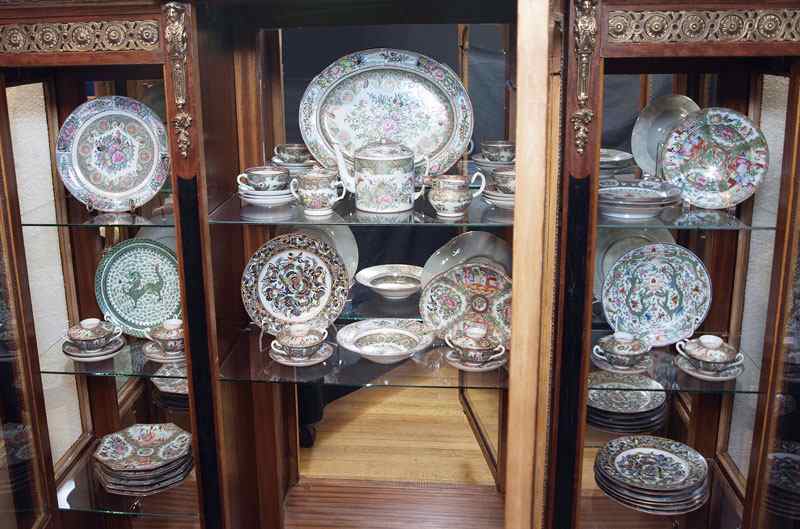 Appraisal: ROSE MEDALLION PORCELAIN CHINA Approx pieces An accumulated set to