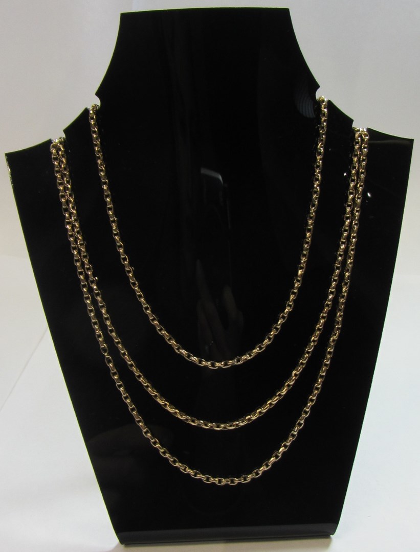 Appraisal: A gold three row oval link neckchain on a rectangular