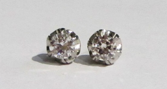 Appraisal: A pair of diamond set single stone earstuds each claw