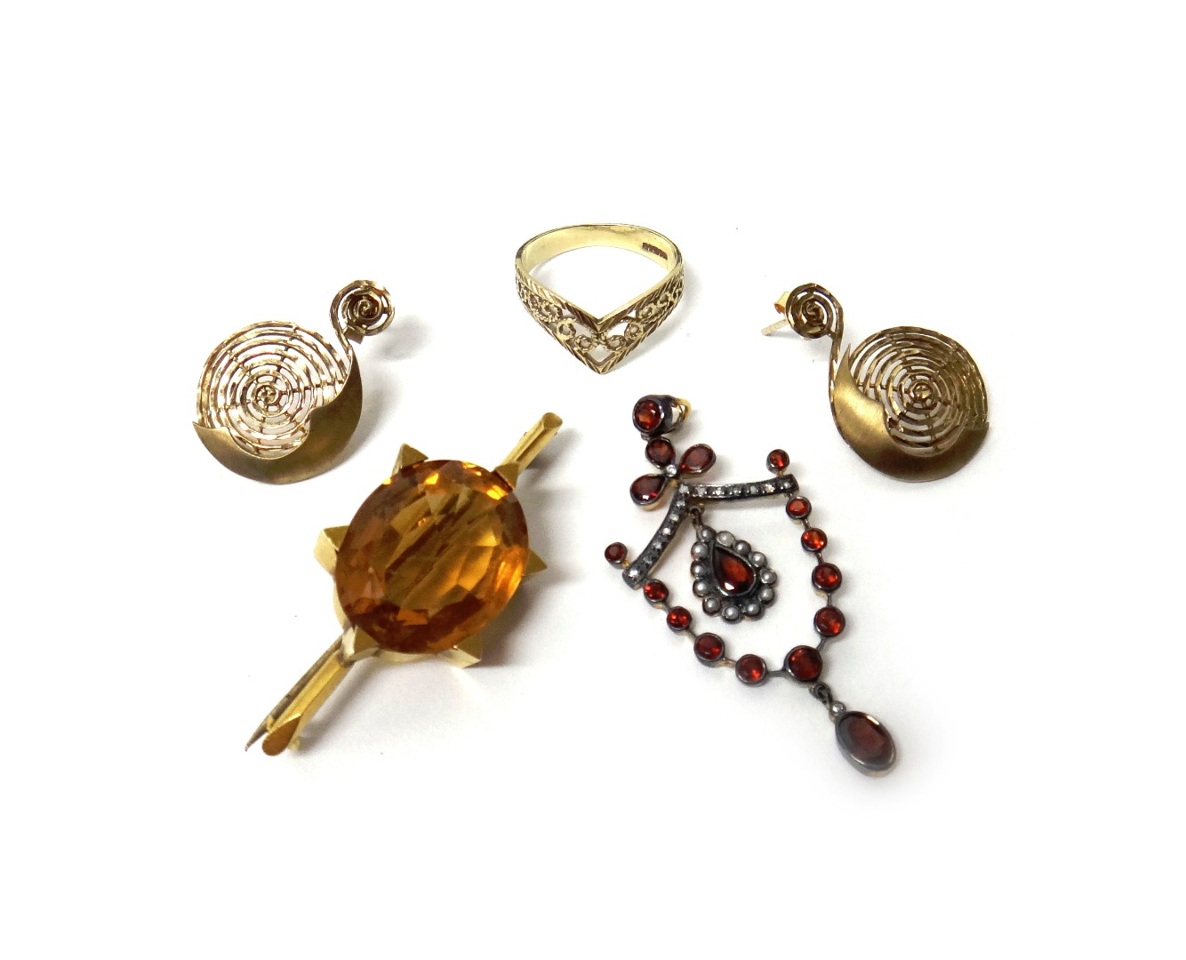 Appraisal: A gold and citrine set single stone bar brooch mounted