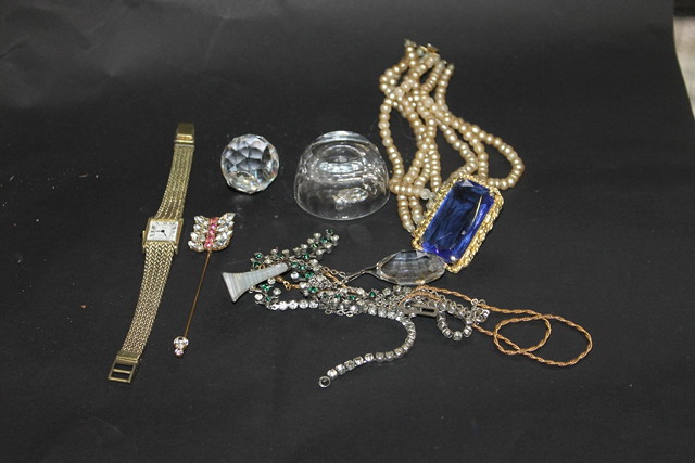 Appraisal: A SMALL QUANTITY OF VARIOUS COSTUME JEWELLERY cut glass wares