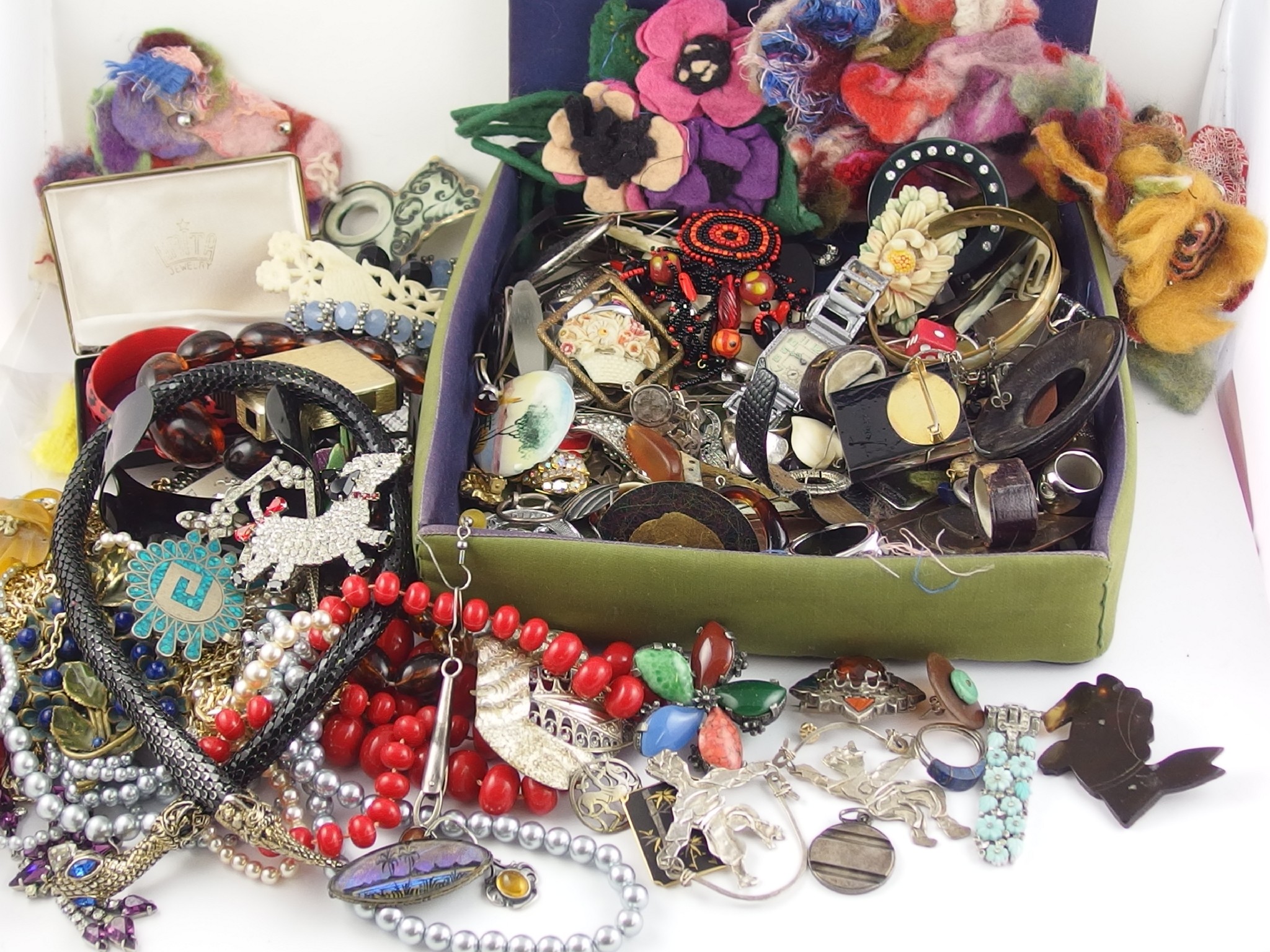 Appraisal: A large collection of vintage costume jewellery to include a