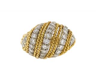 Appraisal: A DIAMOND RING IN KARAT GOLD A DIAMOND RING IN