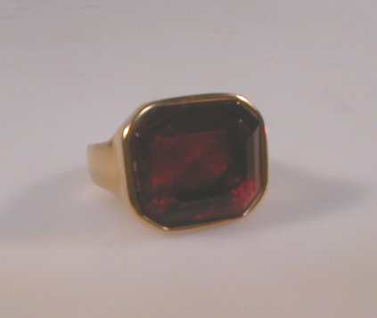 Appraisal: A gentleman's signet ring of large red paste set in