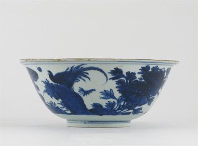 Appraisal: A Chinese blue and white bowl painted with birds amidst