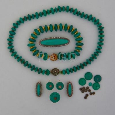 Appraisal: ART DECO CHRYSOPRASE JEWELRY Suite of disk-shaped faceted beads includes