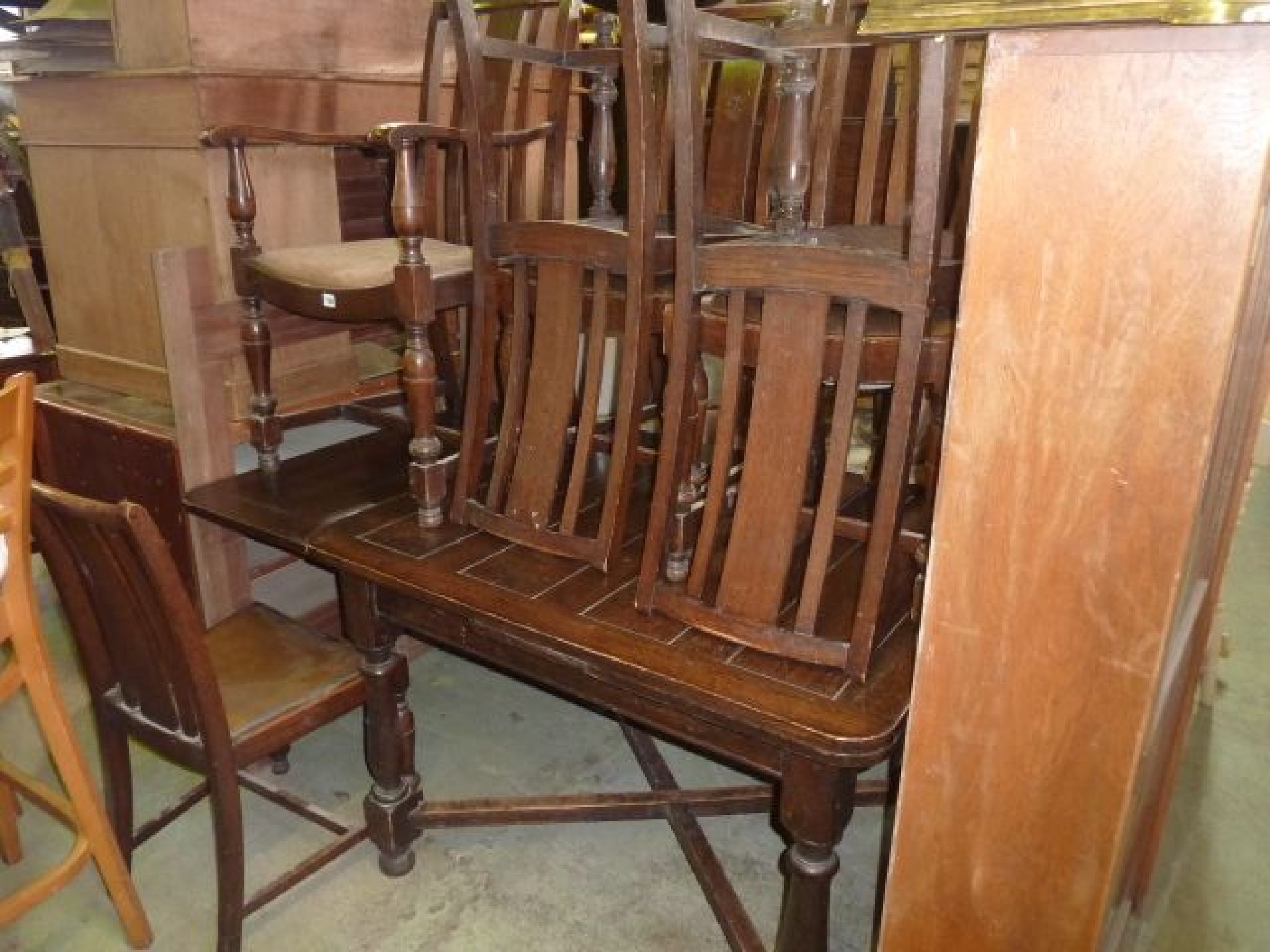 Appraisal: An oak draw leaf dining table on four turned supports