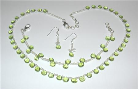 Appraisal: A seed pearl and peridot set suite comprising a necklace