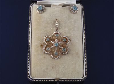 Appraisal: An Edwardian gold brooch set with blue zircons and seed