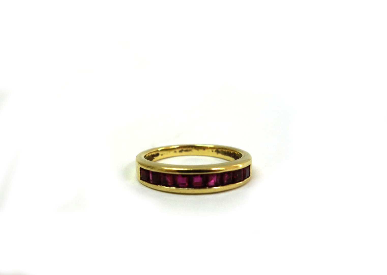 Appraisal: An ct yellow gold and ruby set ring the nine