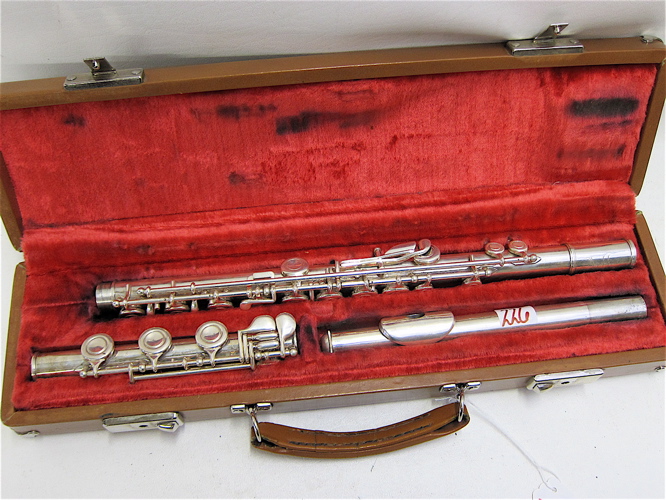 Appraisal: ARTLEY SILVER FLUTE in velvet lined case serial number Weight