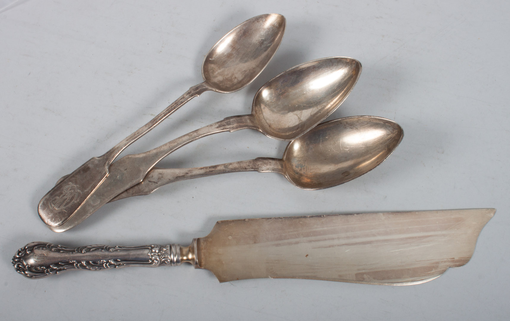 Appraisal: Three Russian silver fiddleback tablespoons late th early th century