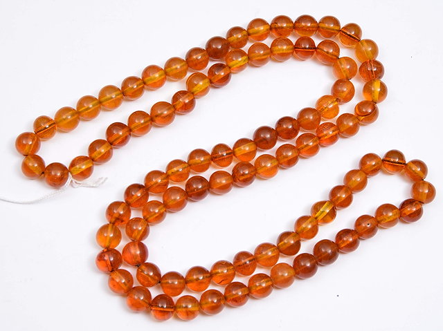 Appraisal: A CHINESE AMBER BEAD NECKLACE approximately cm long grams