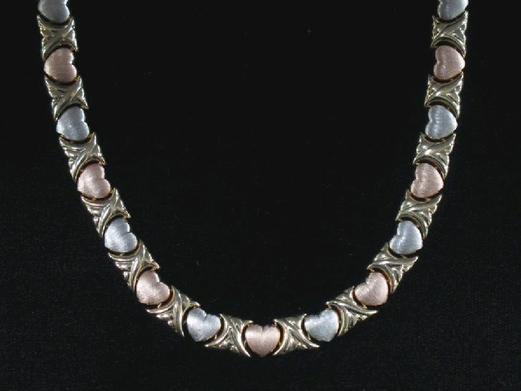 Appraisal: A TRI-COLOUR CT GOLD NECKLACE each link formed as either