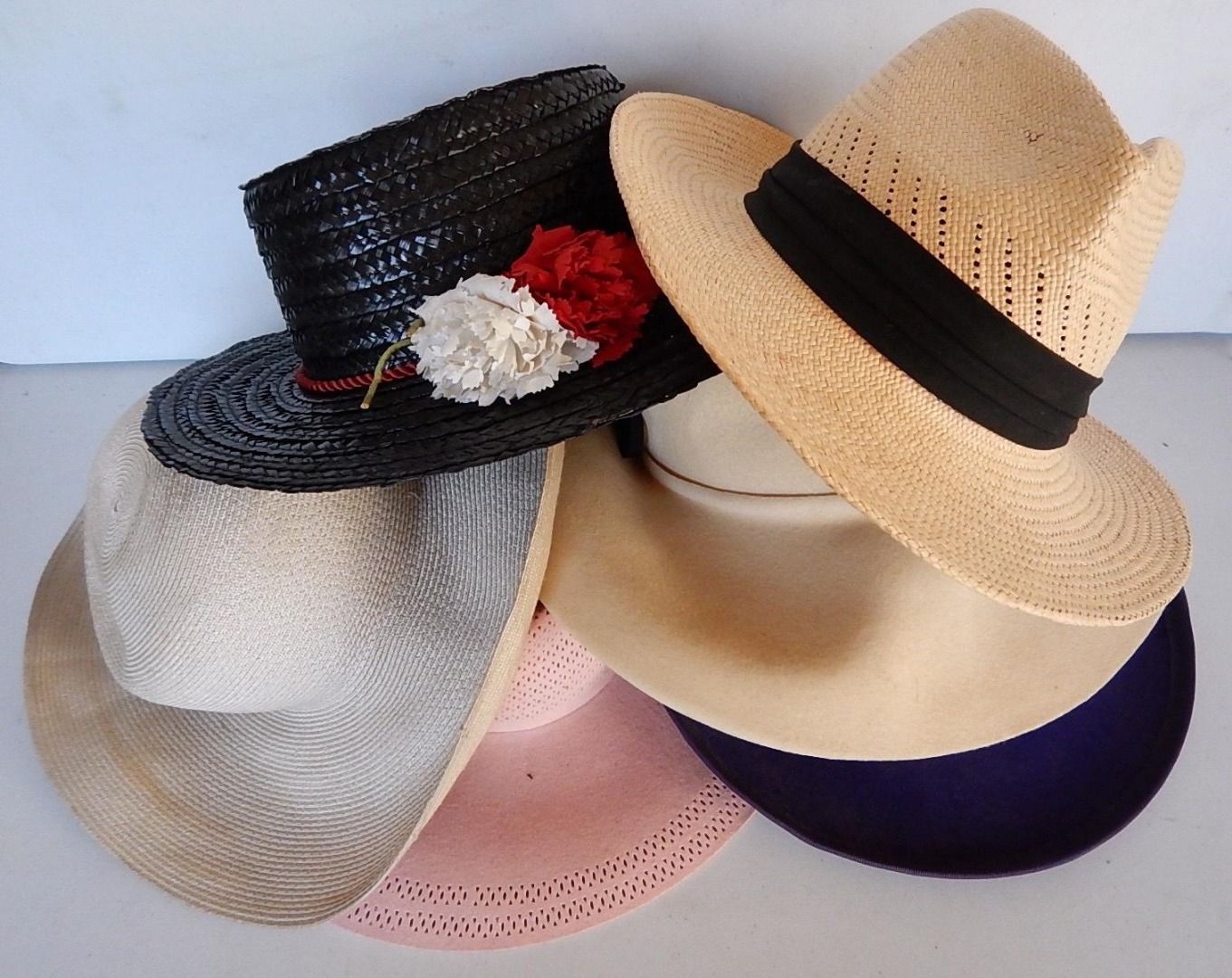 Appraisal: Three various ladies felt hats two others and a straw