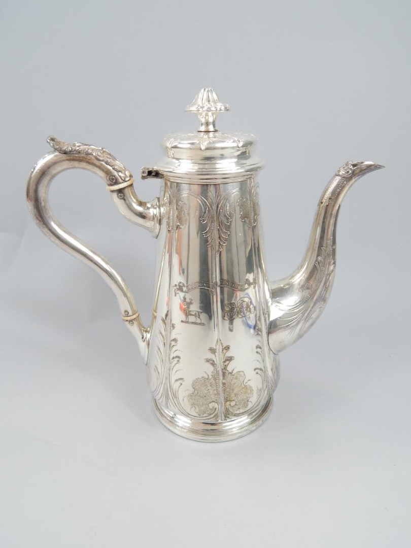 Appraisal: A Queen Anne style silver plated coffee pot of cylindrical