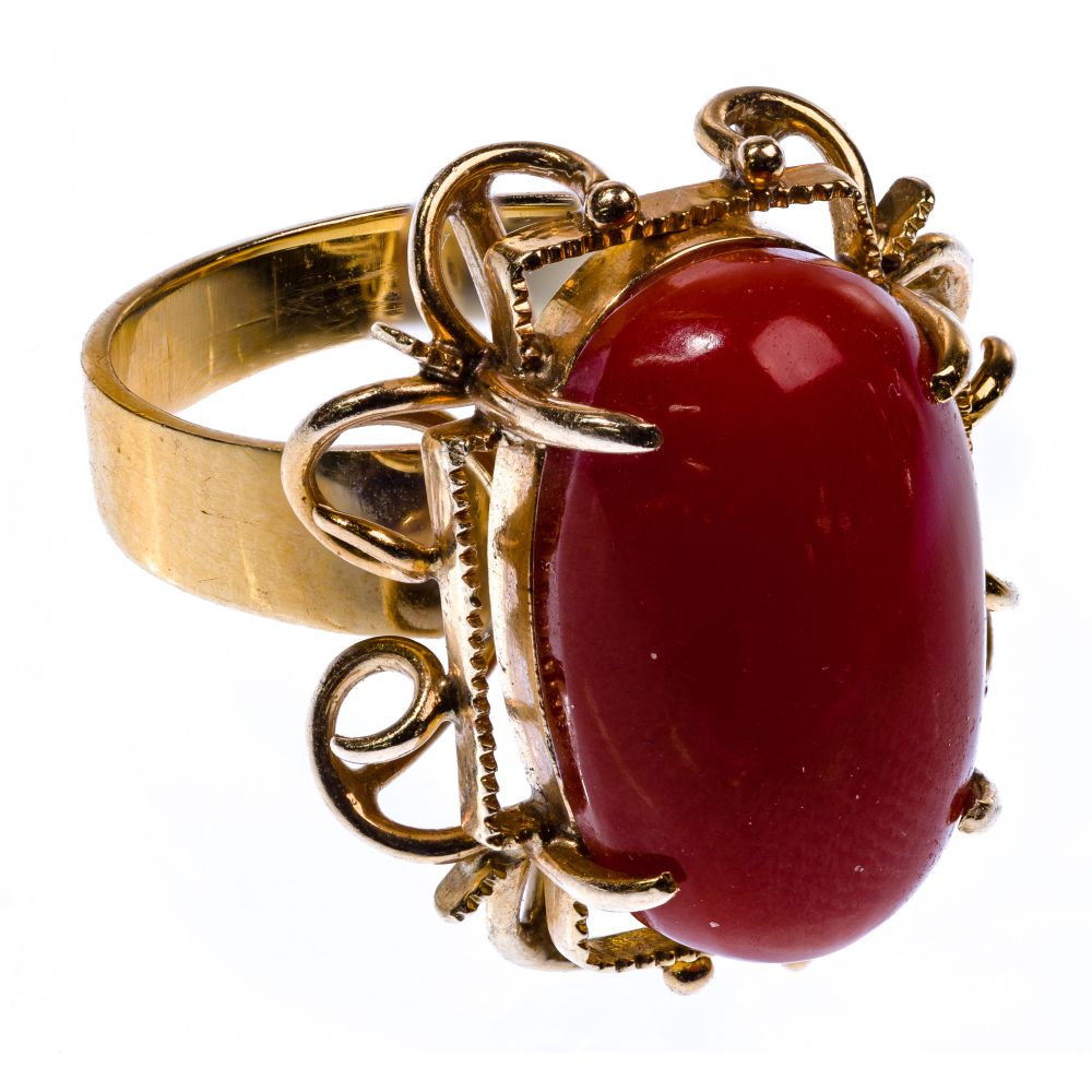 Appraisal: K YELLOW GOLD AND CORAL RINGHaving a mm by mm